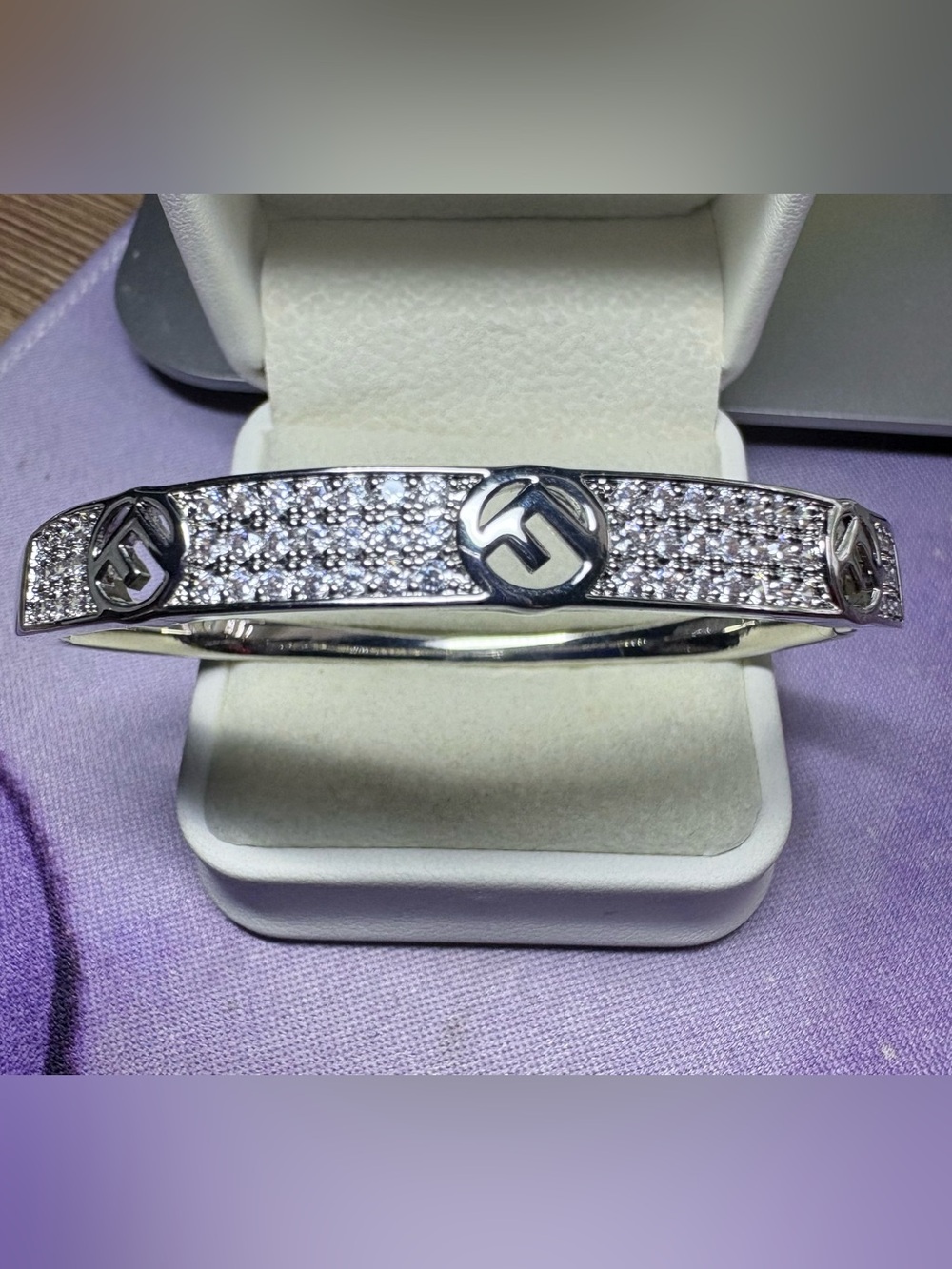 🤍 Silver Crystal Pavé Bracelet Bangle